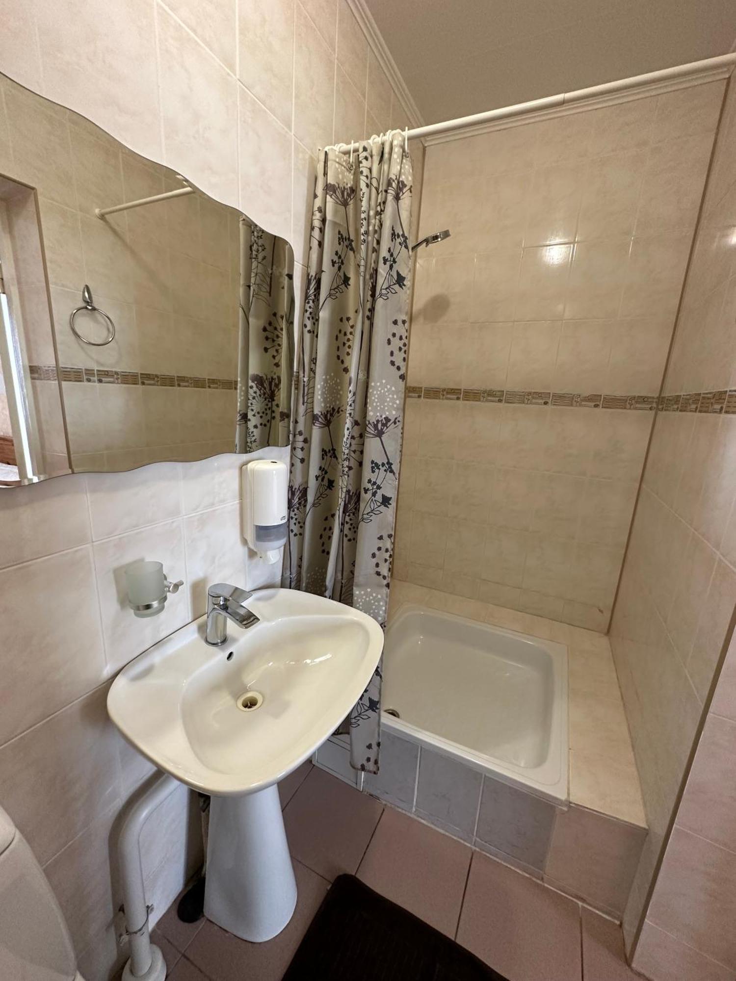 Radi Hotel Brocēni Buitenkant foto