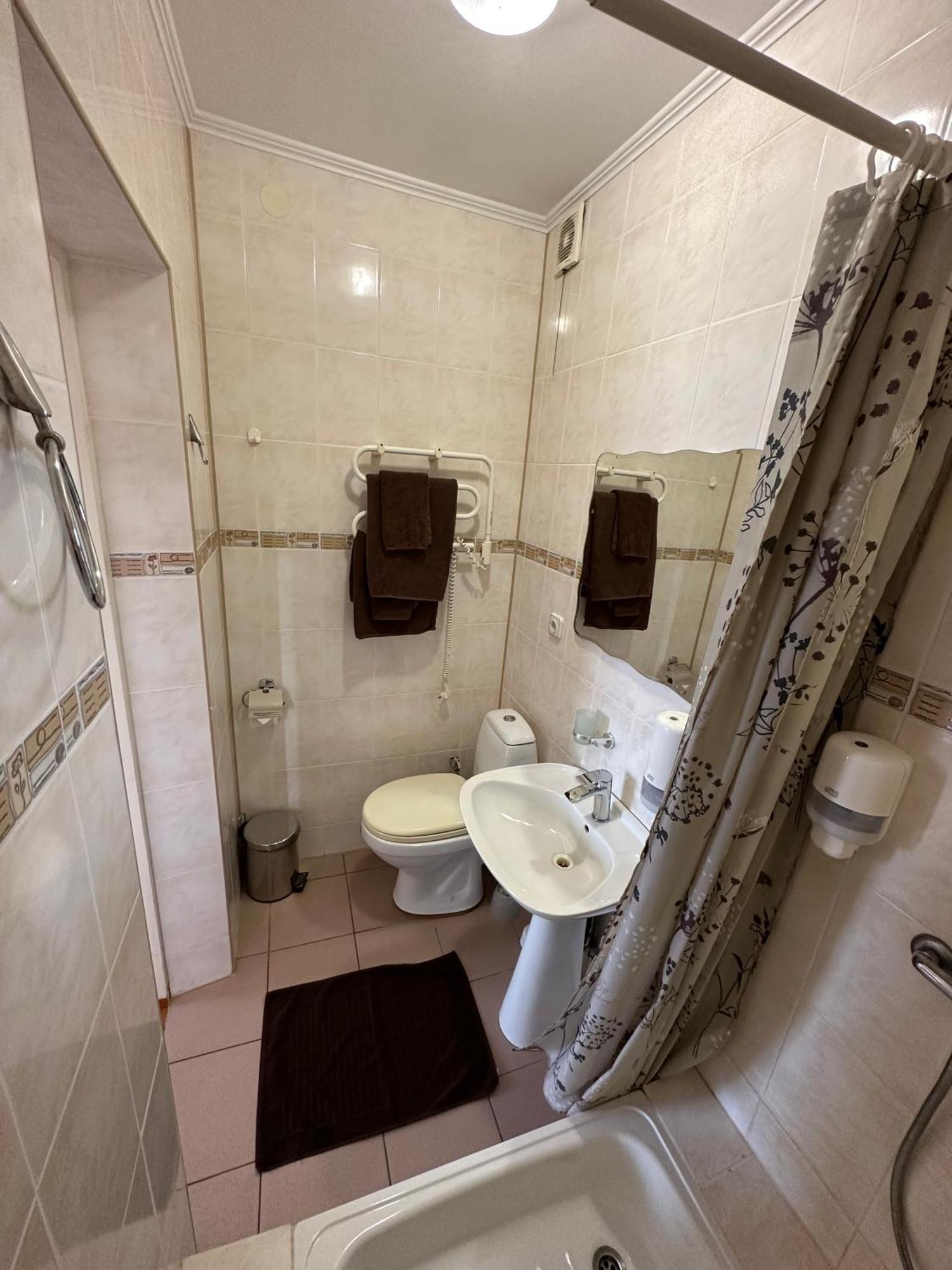 Radi Hotel Brocēni Buitenkant foto